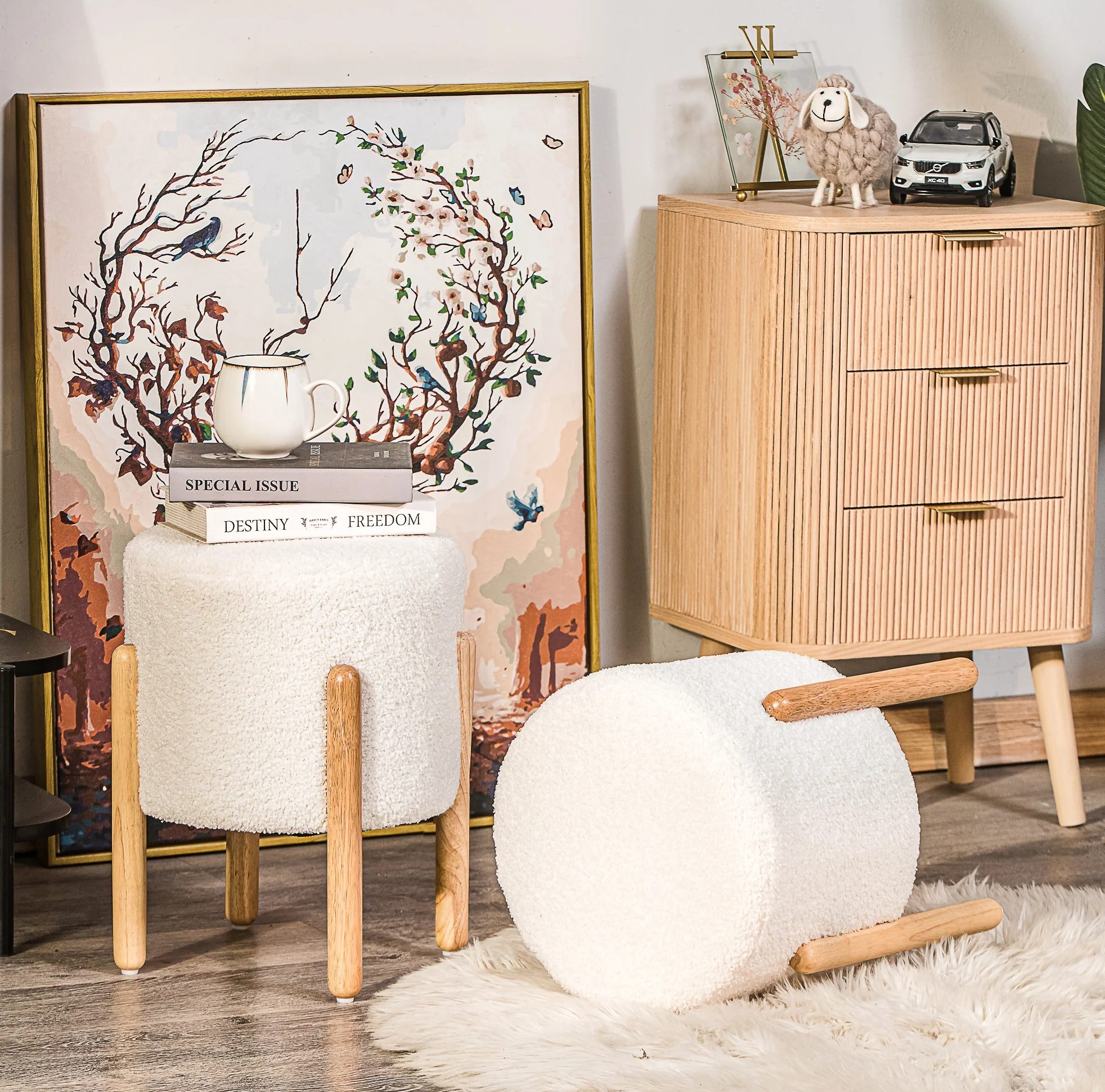 BOHOL - Pouf en bouclettes blanches et pietements en bois - Image 2