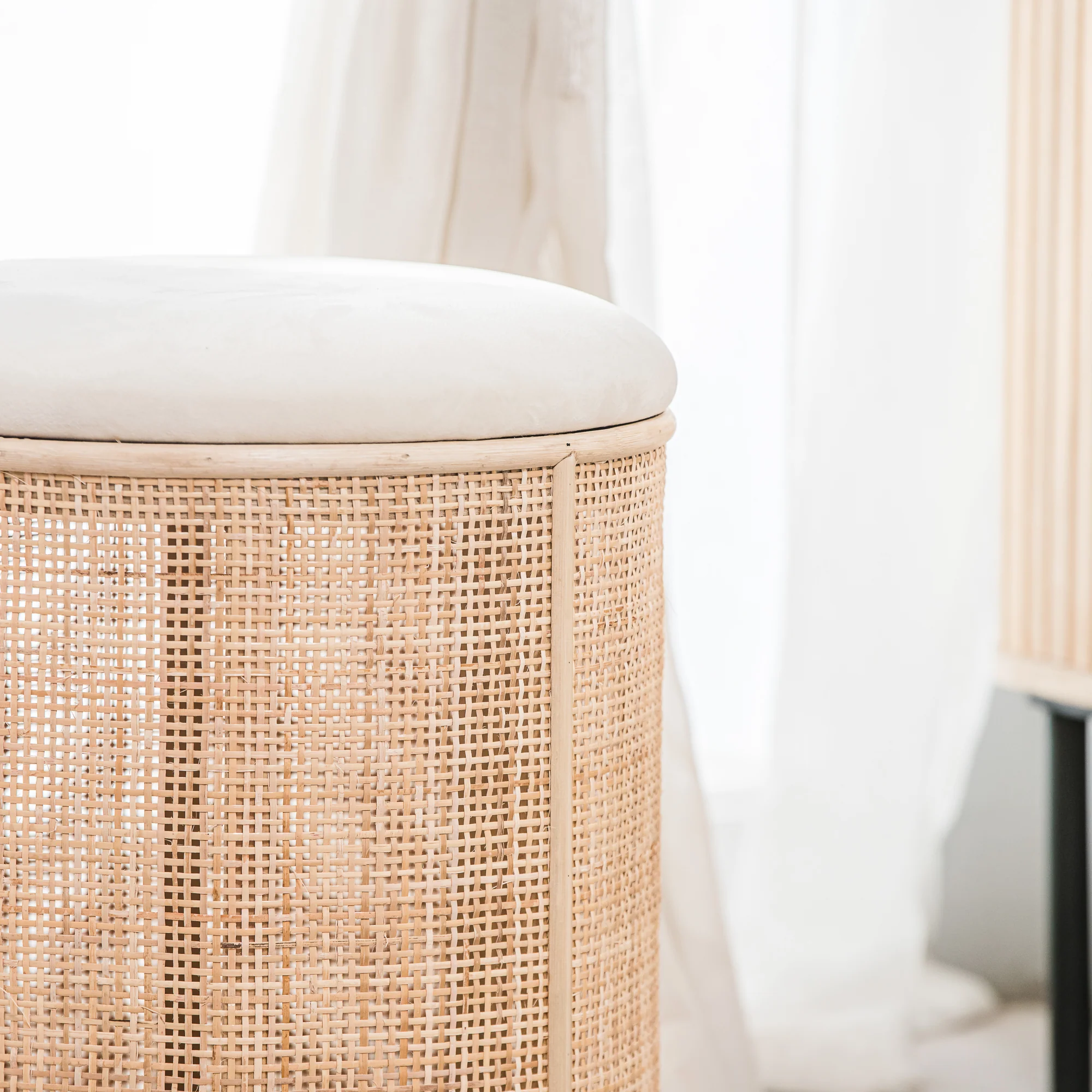 CHUO - Pouf en velours beige et rotin - Image 5