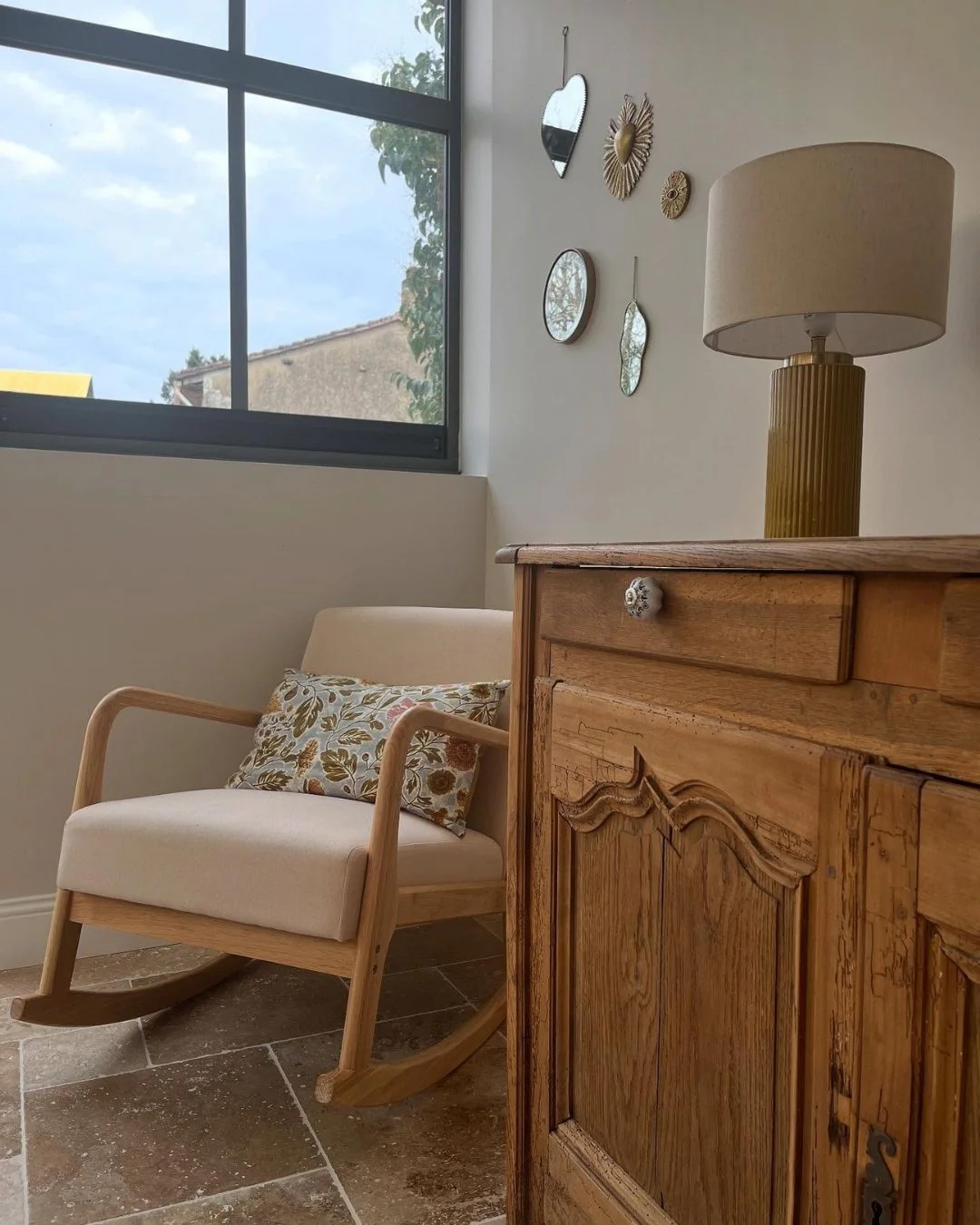 DIANA - Rocking chair en bois massif et tissu beige - Image 3