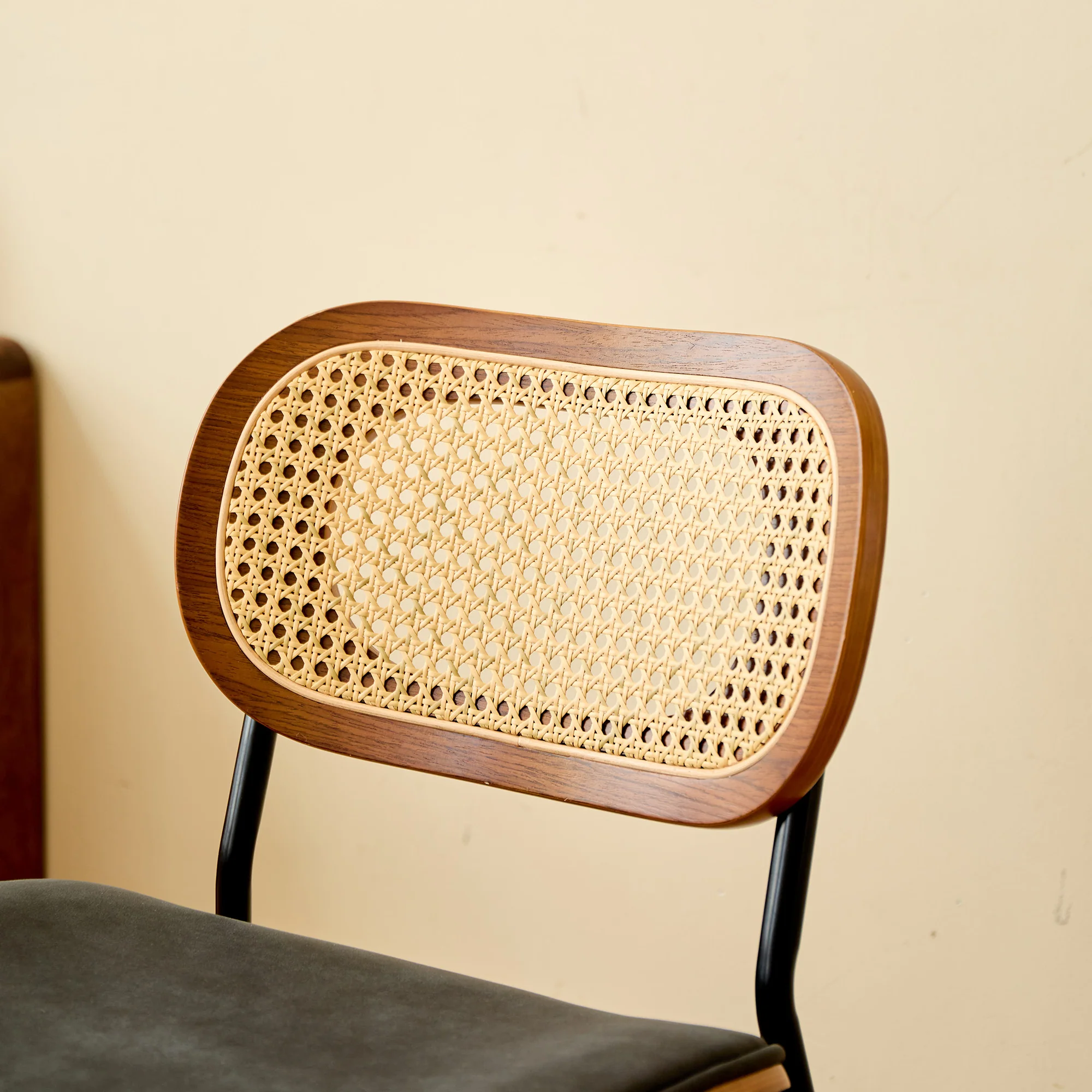 ALESUND - Lot de 2 chaises de salle à manger en rotin et suédine noir - Image 3