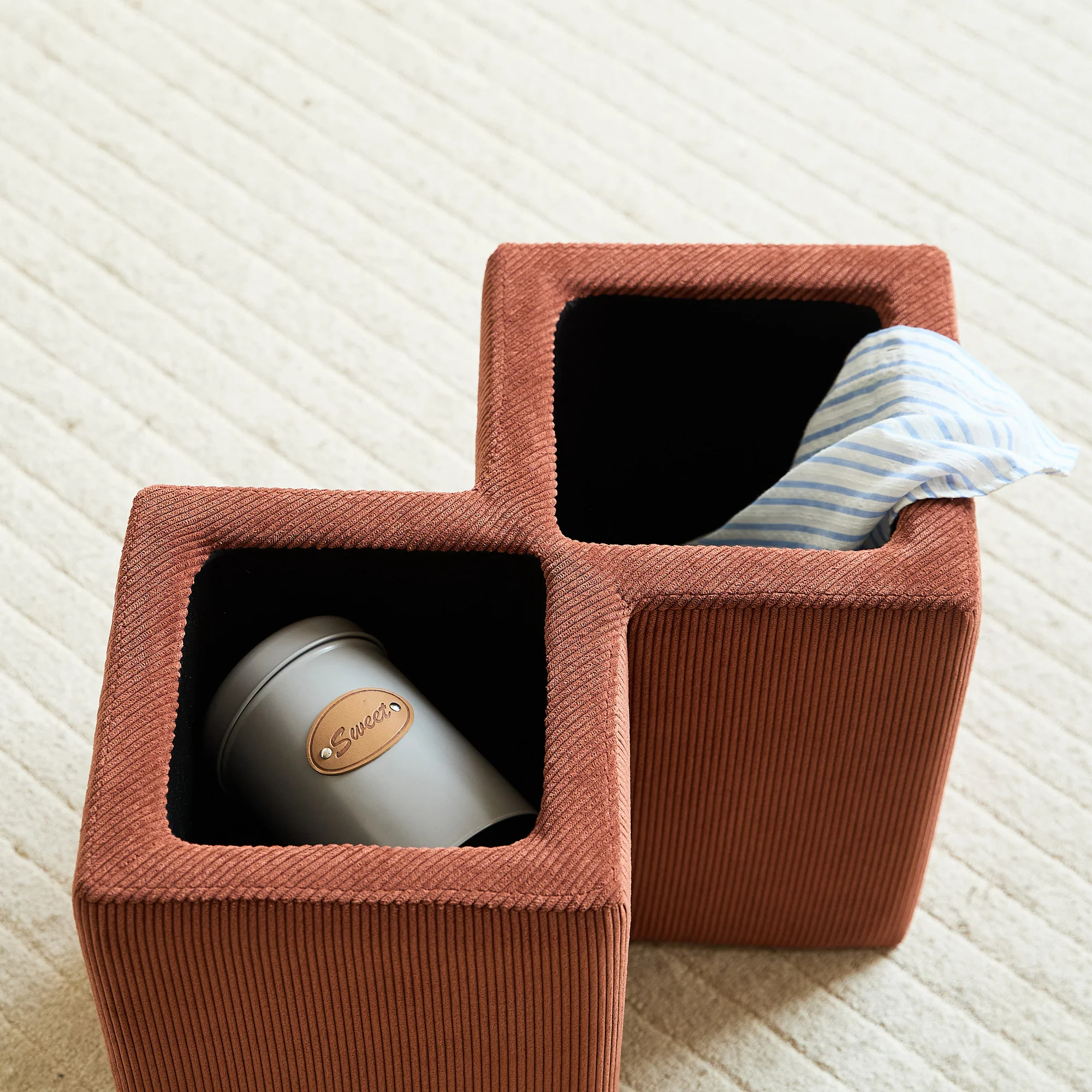 DIPOLOG - Pouf de salon avec rangement en velours côtelé terracotta - Image 6