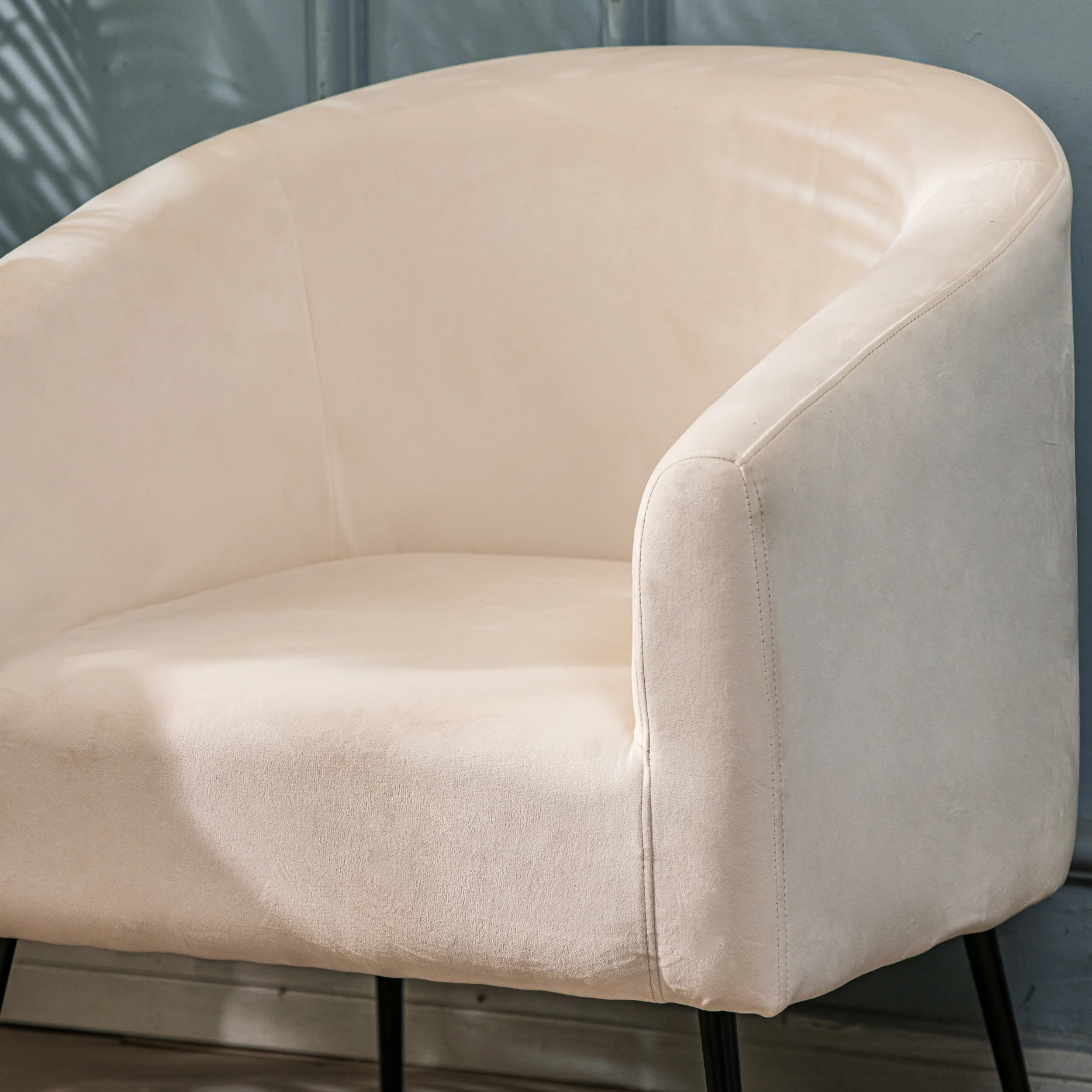 KIRUNA - Fauteuil de salon en métal et velours beige - Image 7