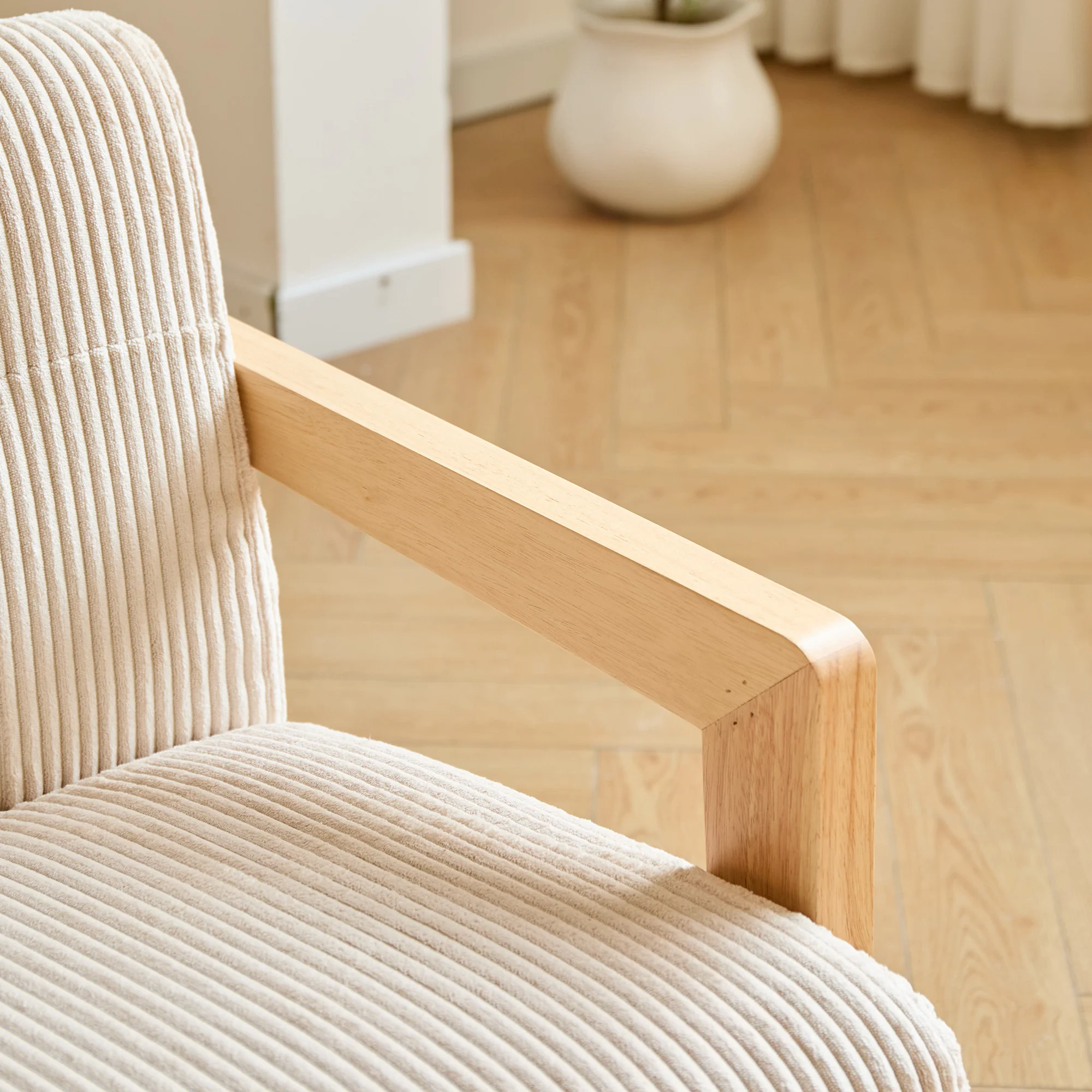 LERWICK - Fauteuil de salon en bois massif et velours côtelé beige - Image 3