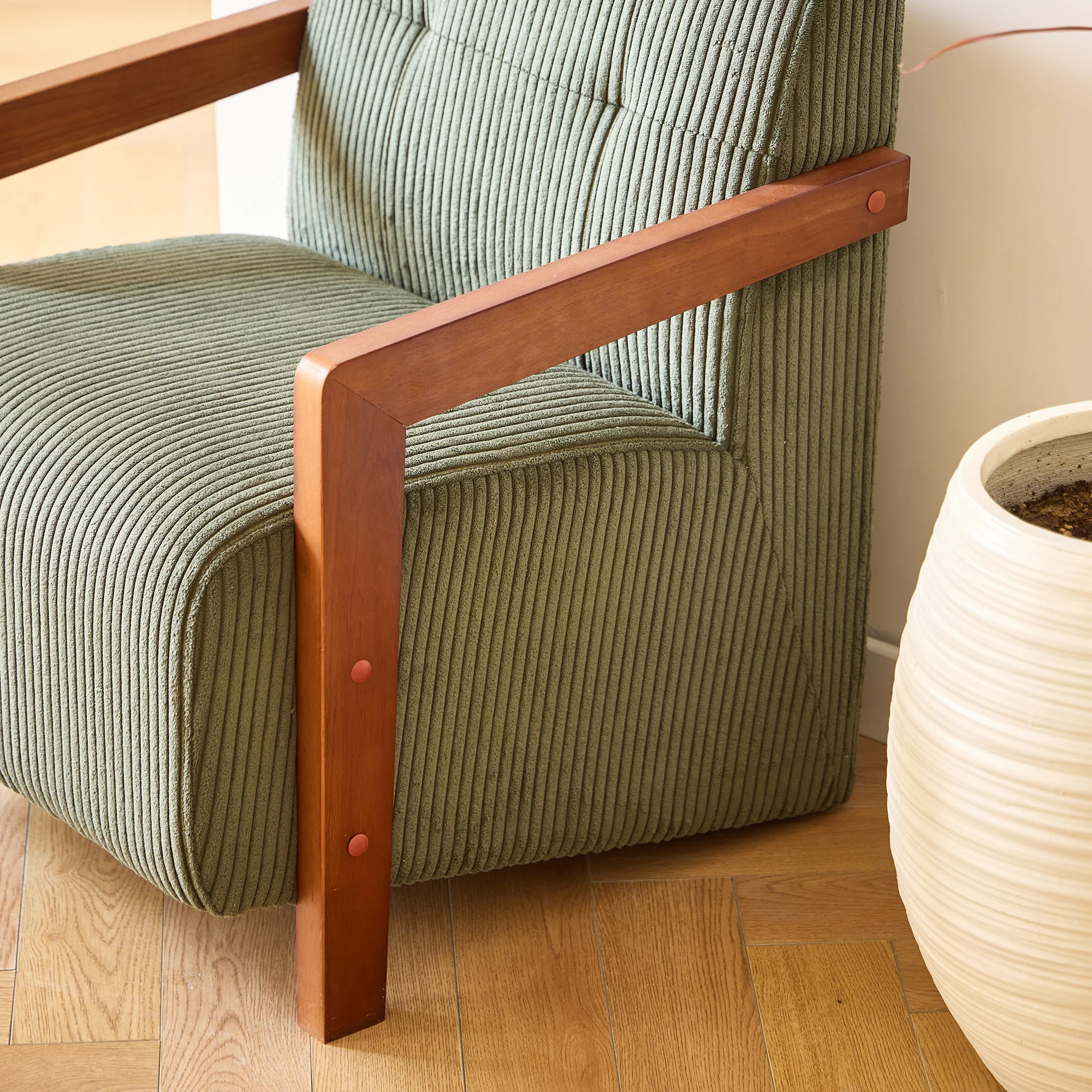 LERWICK - Fauteuil de salon en bois massif et velours côtelé vert - Image 10