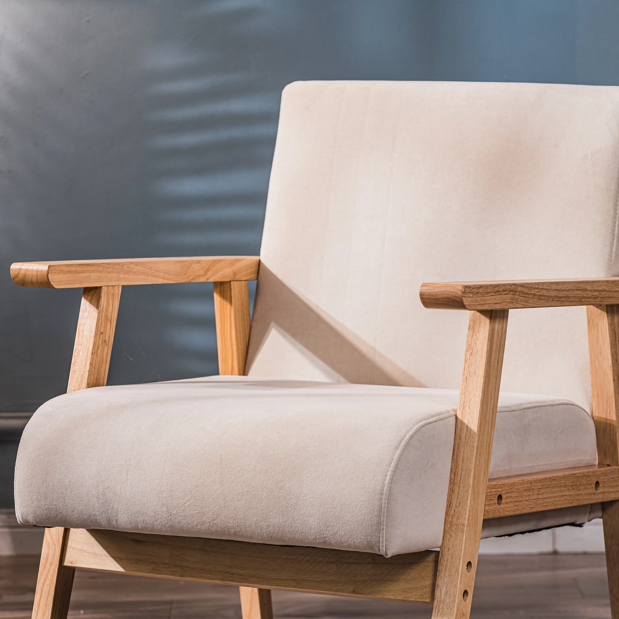 LOUIS - Fauteuil de salon en bois massif et tissu beige - Image 7