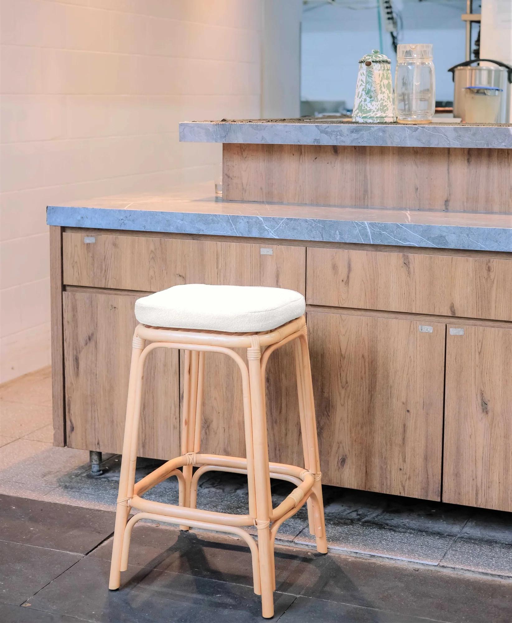 OBIRA - Lot de 2 tabourets de bar en rotin naturel et tissu beige - Image 7