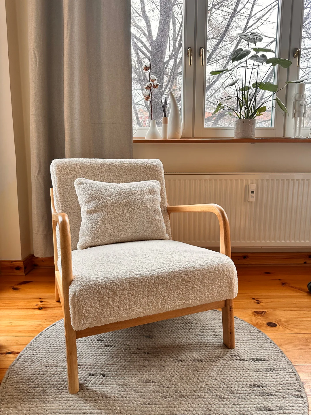 OHAMA - Fauteuil de salon en bois massif et bouclettes blanches - Image 7