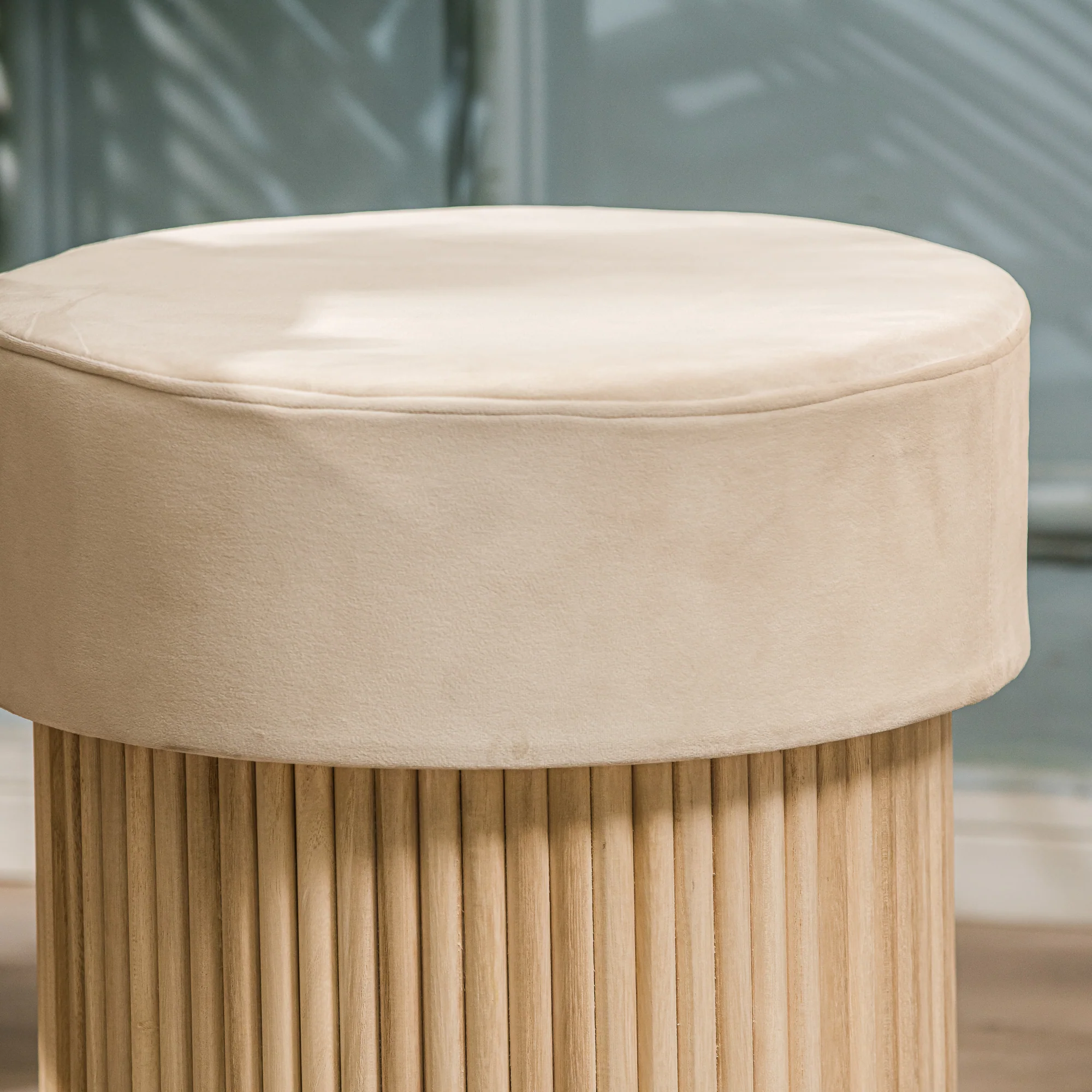 OTSU - Pouf en velours beige et base en bois - Image 6