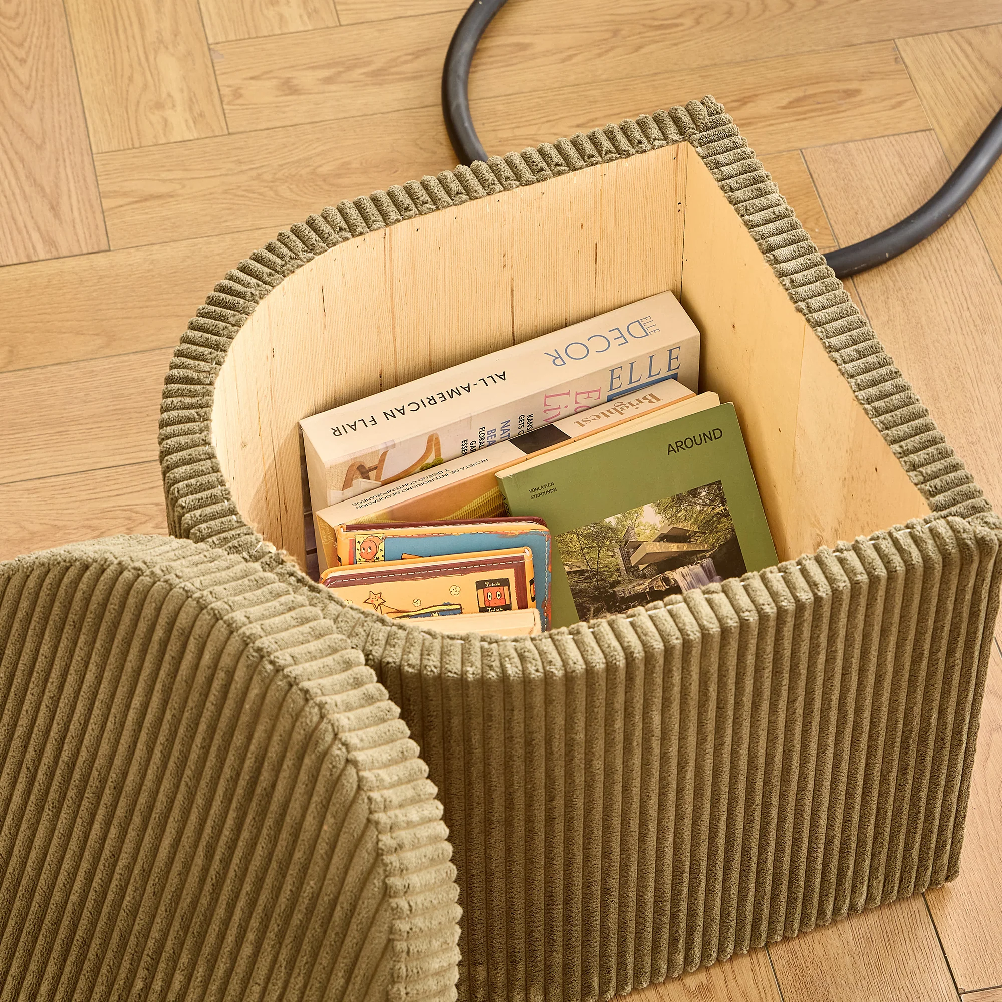 SENJA - Set d'une table basse en bois et 2 poufs en velours côtelé vert - Image 3