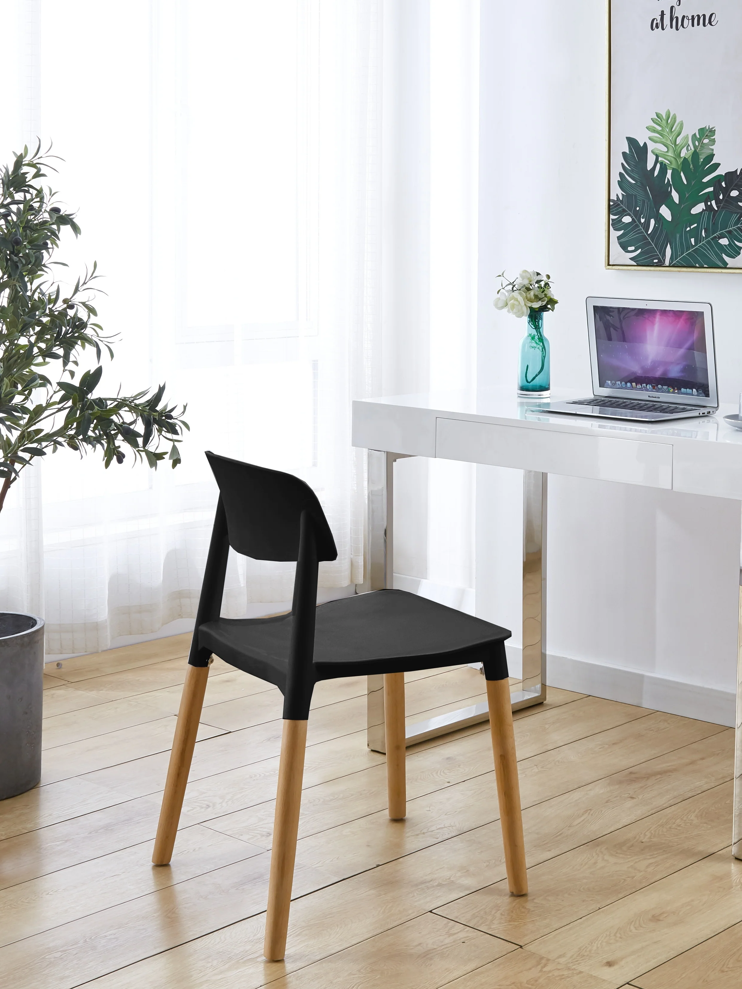 SORO - Lot de 4 chaises scandinaves en bois et polypropylène noir - Image 3
