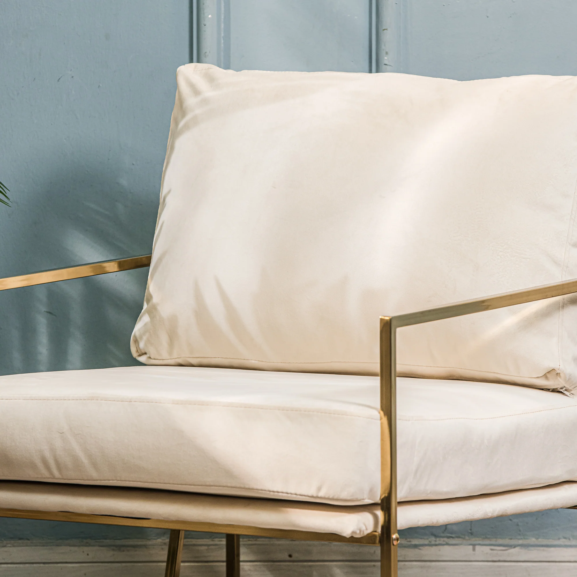 VIBORG - Fauteuil de salon en métal et velours beige - Image 4