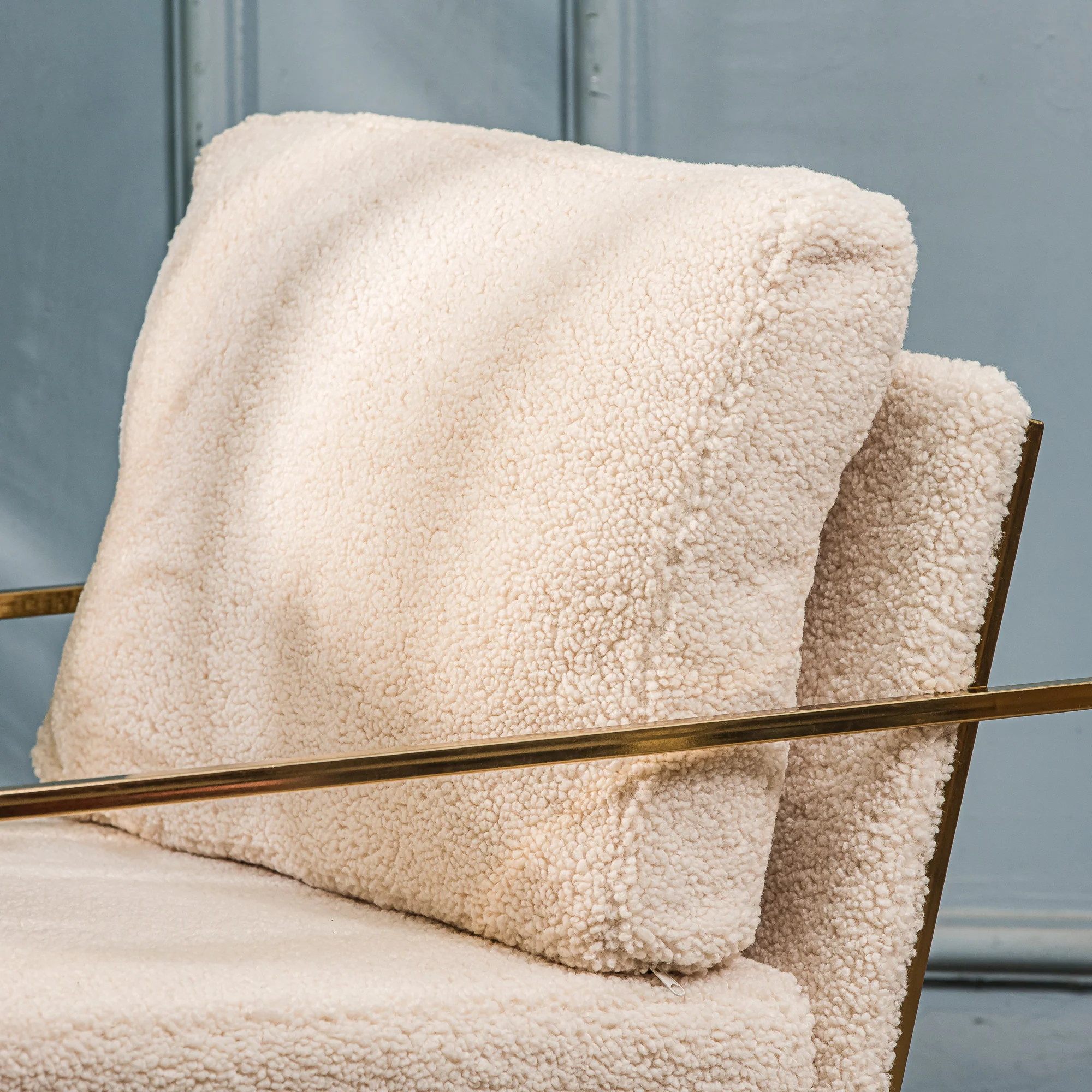 VIBORG - Fauteuil de salon en métal et bouclettes blanc - Image 5